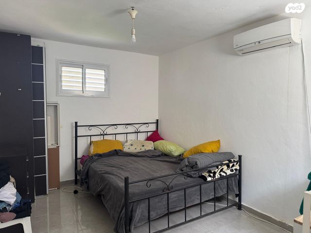 דירה, נתן אלבז, הראשונים, שלומי