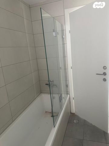 דירה, אהוד מנור, בת ים