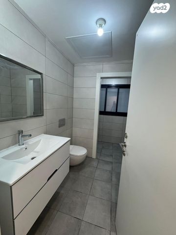 דירה, אהוד מנור, בת ים