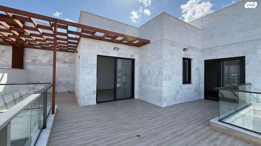 גג/ פנטהאוז, נשר