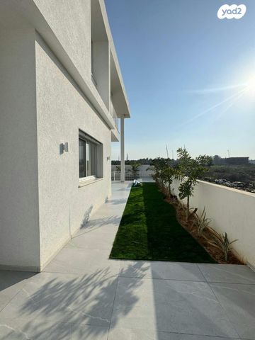 דו משפחתי, בת חפר