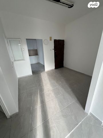 דירה, הרב עוזיאל 11, לב העיר, בת ים