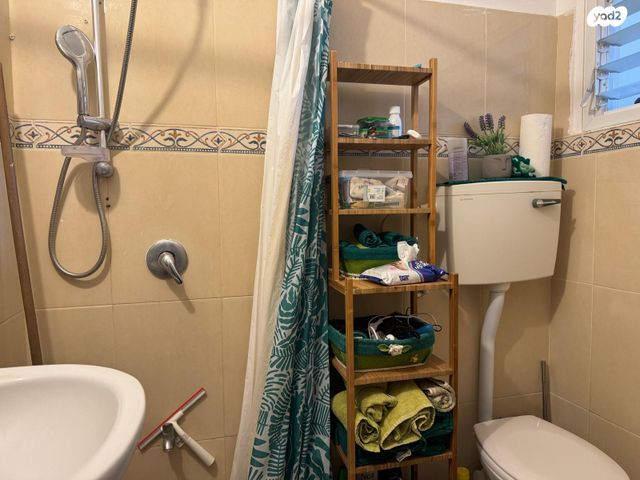 דירה, נתן אלבז, הראשונים, שלומי