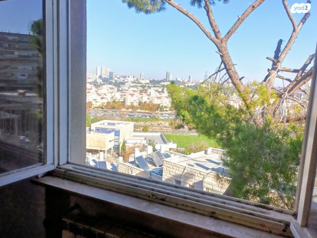 דירה, הרב עוזיאל, ירושלים