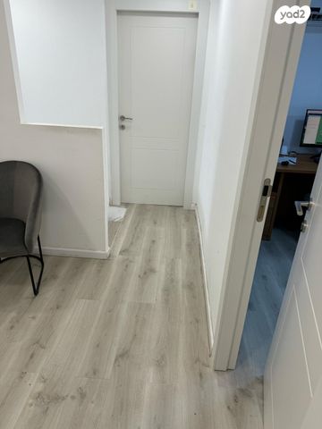 משרדים, קדרון, נווה מנחם, גבעת זאב