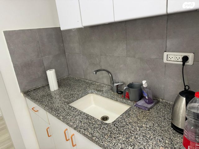 משרדים, קדרון, נווה מנחם, גבעת זאב