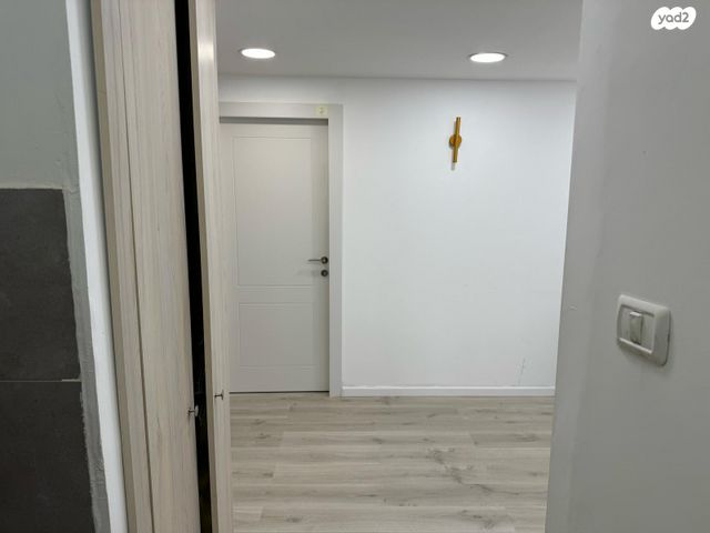 משרדים, קדרון, נווה מנחם, גבעת זאב