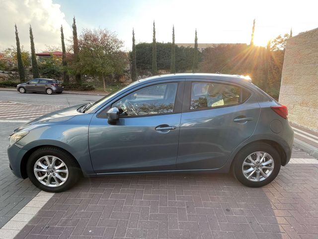 מודעת רכב מאזדה 2