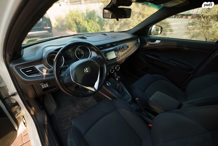 אלפא רומיאו ג'ולייטה