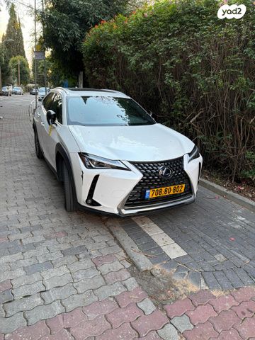 מודעת רכב לקסוס UX