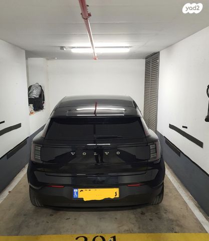 וולוו EX30
