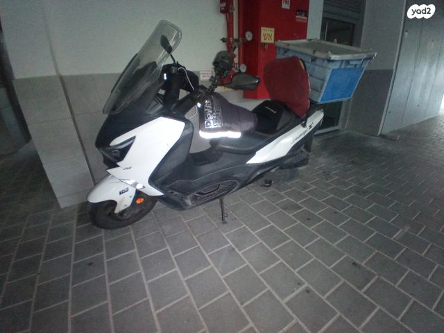 מודעת רכב סאן יאנג ג'וי-מקס Z-250