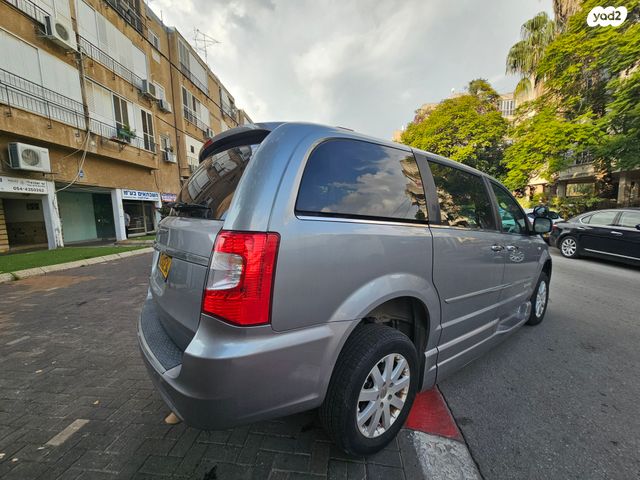 מודעת רכב קרייזלר גראנד וויאג'ר