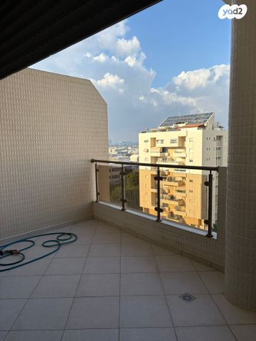 דירה, תנועות הנוער 3, נעורים, ראשון לציון