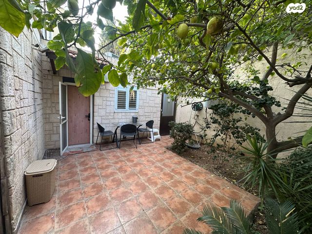 שדרות השושנים 1