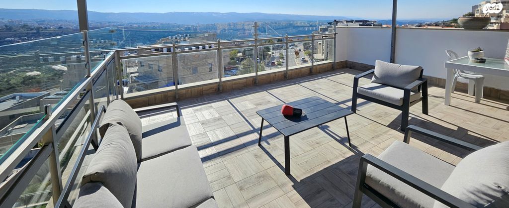 גג/ פנטהאוז, צור הדסה