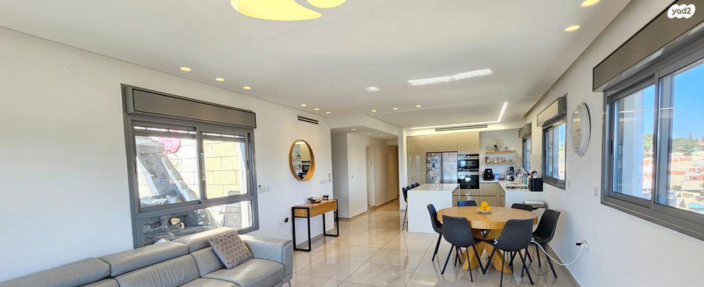 גג/ פנטהאוז, צור הדסה