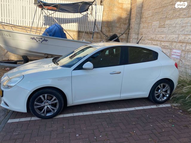 מודעת רכב אלפא רומיאו ג'ולייטה