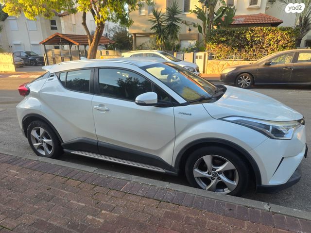 מודעת רכב טויוטה C-HR