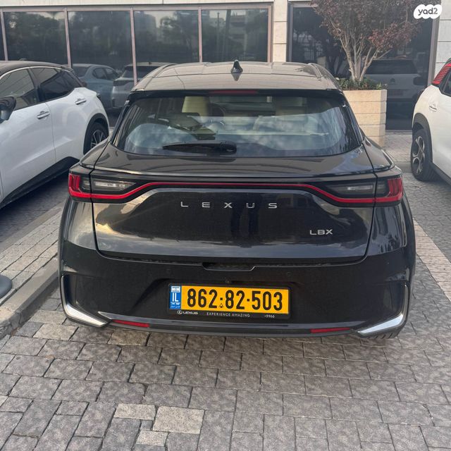 לקסוס LBX