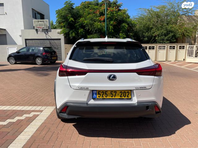 מודעת רכב לקסוס UX