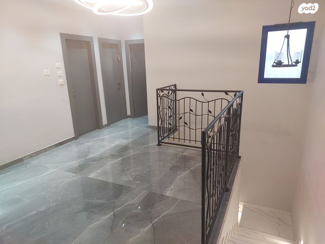 דו משפחתי, נוף הרים 10, רימונים, רימונים