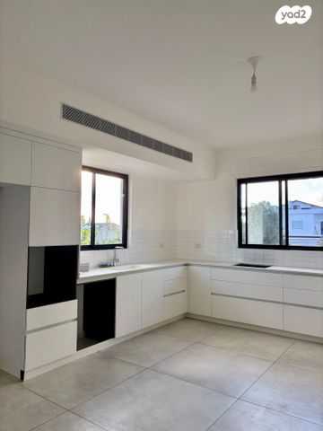 דו משפחתי, כינור 16, שאר העיר, זכרון יעקב