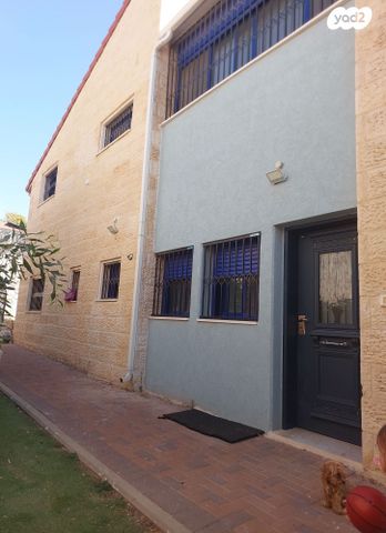 דו משפחתי, נוף הרים 10, רימונים, רימונים