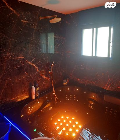 דו משפחתי, נוף הרים 10, רימונים, רימונים