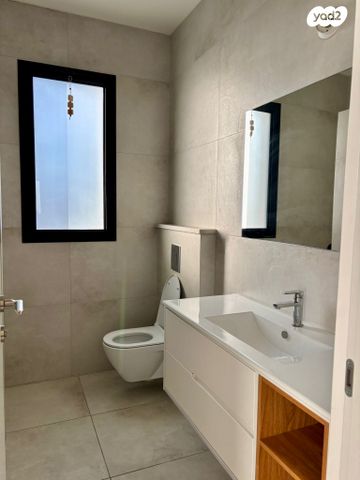 דו משפחתי, כינור 16, שאר העיר, זכרון יעקב