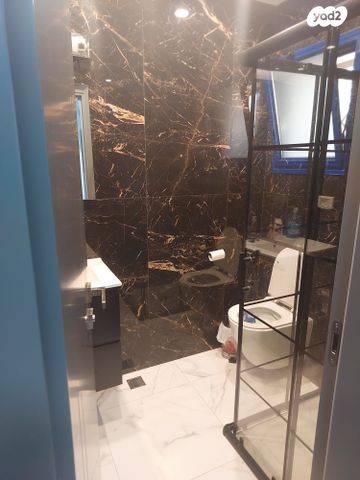 דו משפחתי, נוף הרים 10, רימונים, רימונים