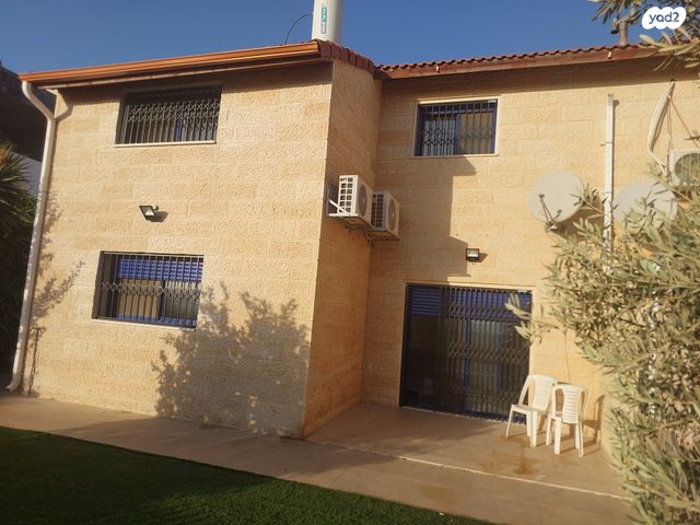 דו משפחתי, נוף הרים 10, רימונים, רימונים