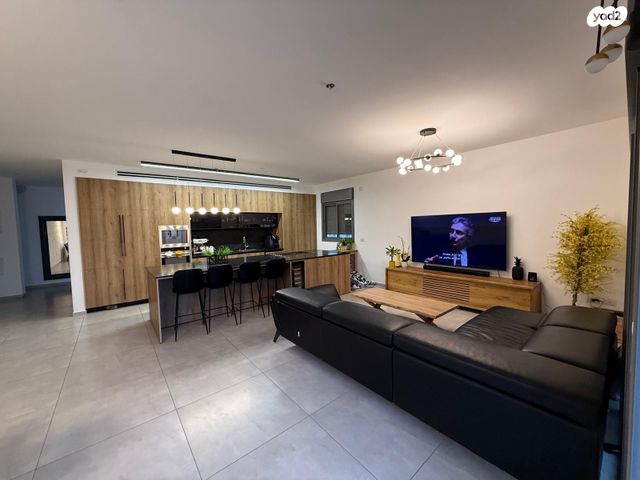 גג/ פנטהאוז, כלנית 6, הפרחים, חריש