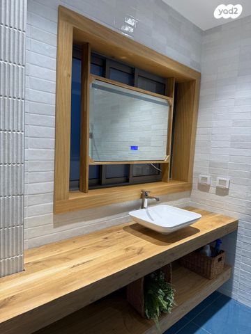 גג/ פנטהאוז, כלנית 6, הפרחים, חריש