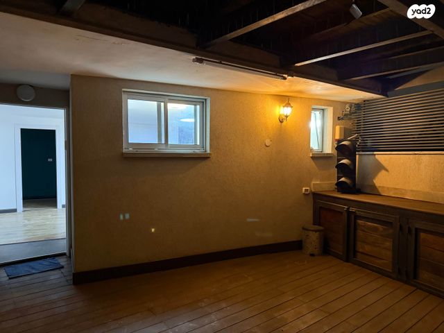 מרתף/ פרטר, קוממיות 11, הרקפות, ראש העין