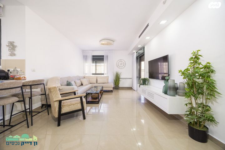 דירה, יצחק רפאל, חומת שמואל, הר חומה, ירושלים