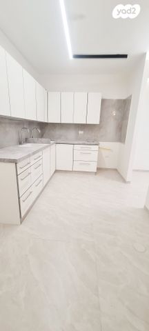 דירה, פנחס אפשטיין, הר שלום, בני ברק