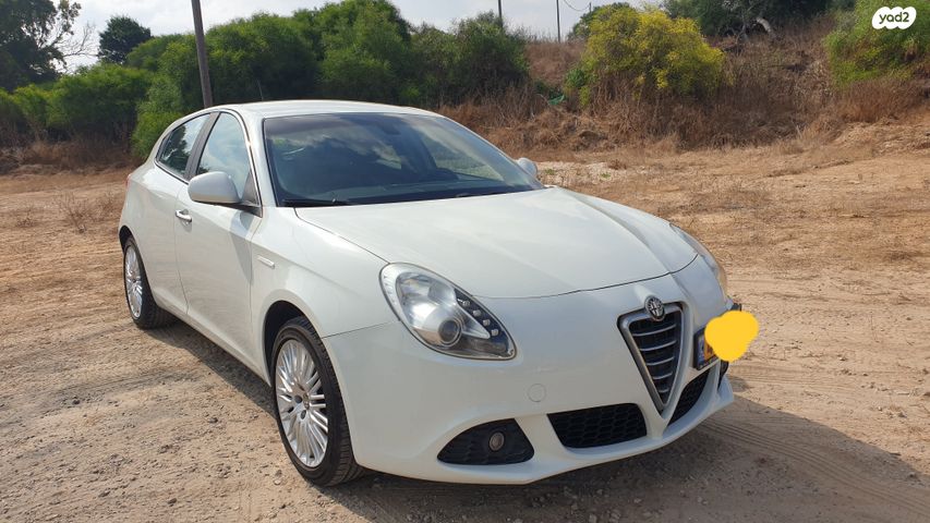 מודעת רכב אלפא רומיאו ג'ולייטה