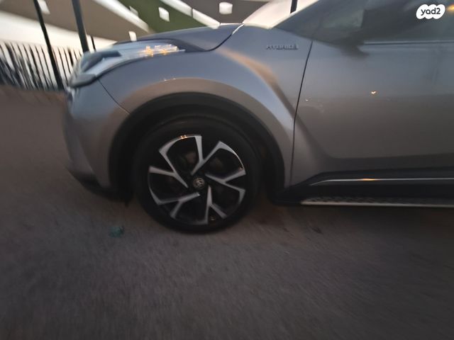 מודעת רכב טויוטה C-HR