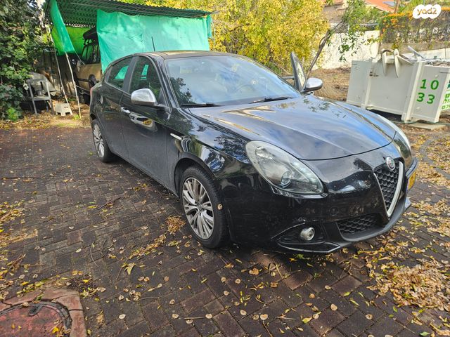 מודעת רכב אלפא רומיאו ג'ולייטה