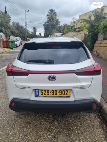 מודעת רכב לקסוס UX