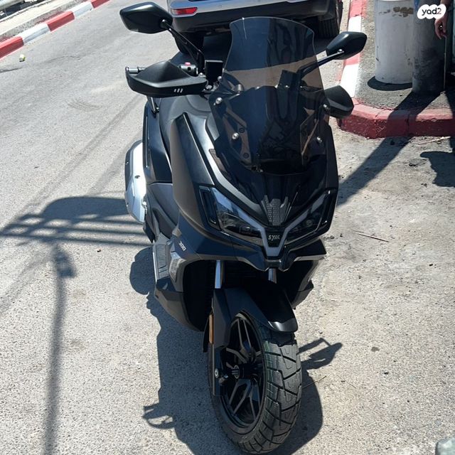 מודעת רכב סאן יאנג ADX 300