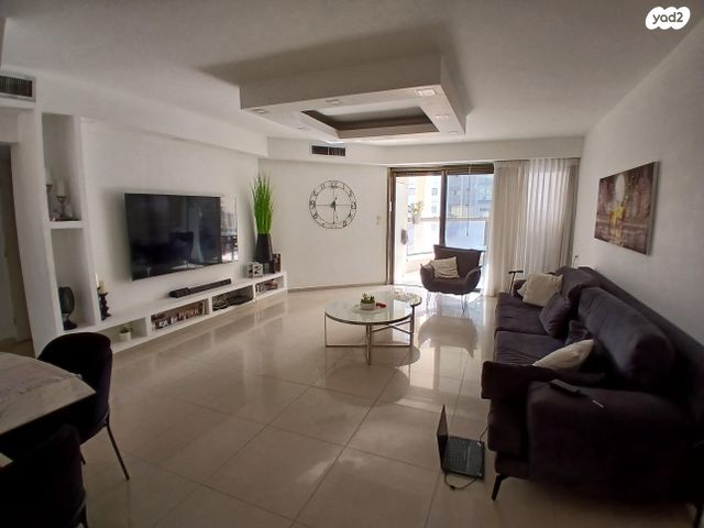 אילונה פהר 13