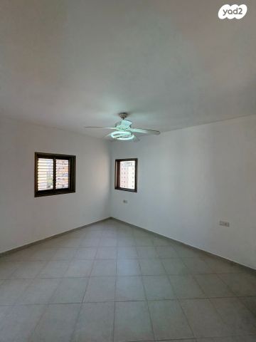 דירה, תנועות הנוער 3, נעורים, ראשון לציון