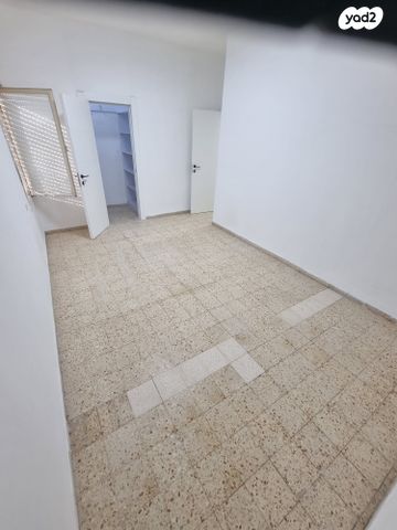 דירה, שדרות כצנלסון 12, מרכז העיר, קרית אתא