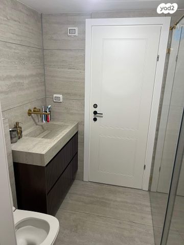 דירה, הכלנית 2, 2004, רעננה