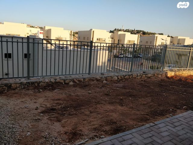 דו משפחתי, דובדבן 2, לשם, עלי זהב