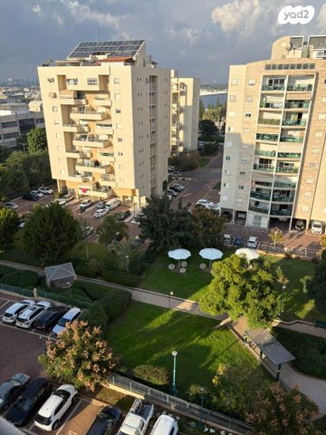 דירה, תנועות הנוער 3, נעורים, ראשון לציון