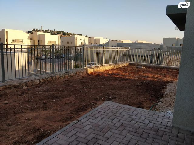 דו משפחתי, דובדבן 2, לשם, עלי זהב