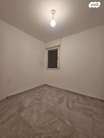 דירה, שדרות ביאליק 4, קרית ים  א', קרית ים